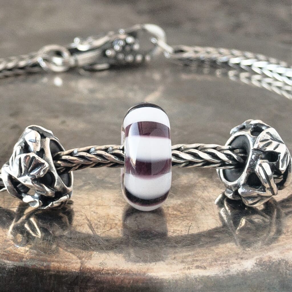 Suzie Q Studio has a treasure vault full of Rare & Retired Trollbeads. The elegant, wide and dramatic black and white zebra stripes of this Black and White Stripes Rare & Retired Trollbead ensures that it will go well with other Trollbeads.
