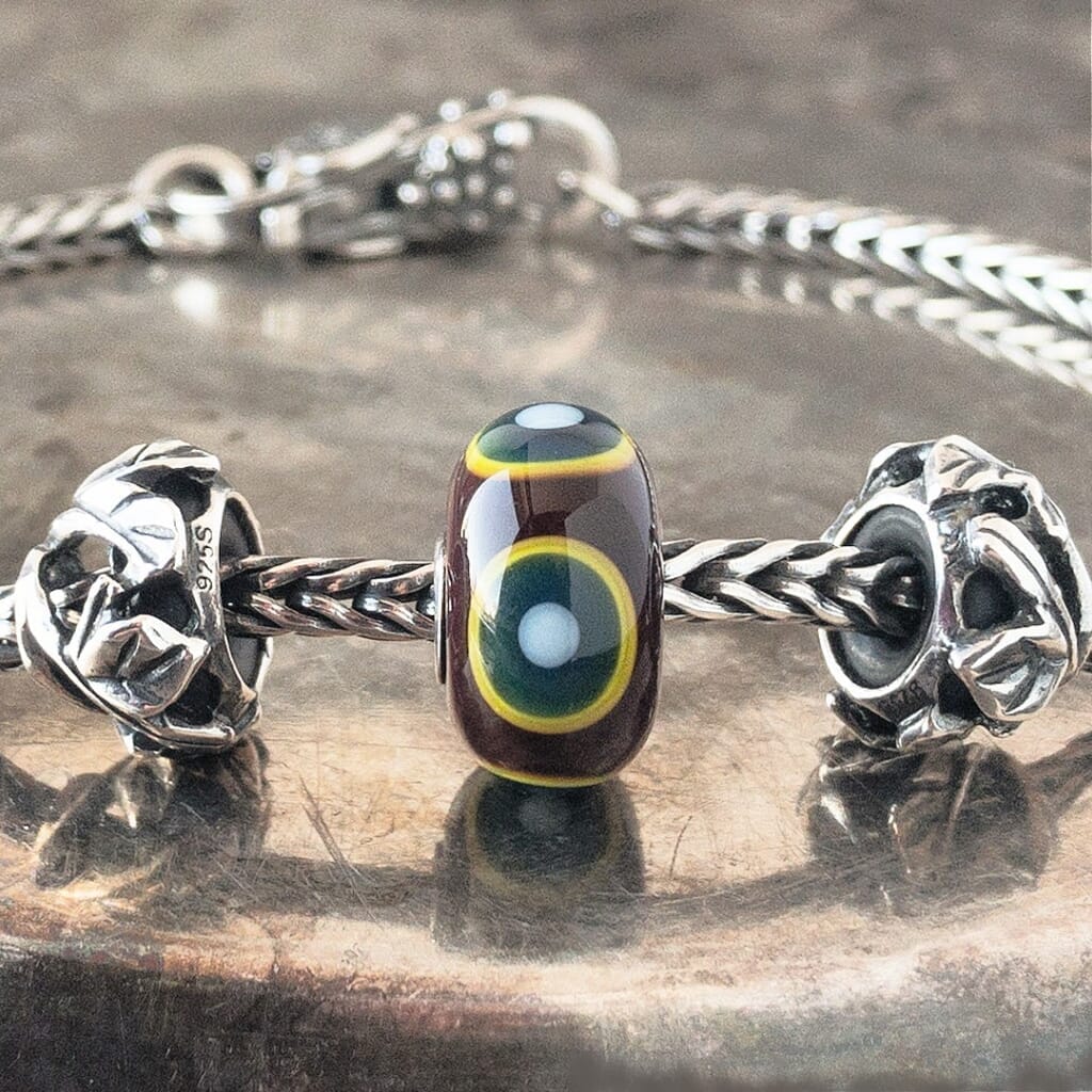 Suzie Q Studio has a treasure vault full of Rare & Retired Trollbeads... and we’re making them available to you. The inspiration for the GREEN EYE BEAD comes from an old Middle-Eastern tradition, where eyes like these are believed to protect against "evil eyes" and bring good luck to their owner.