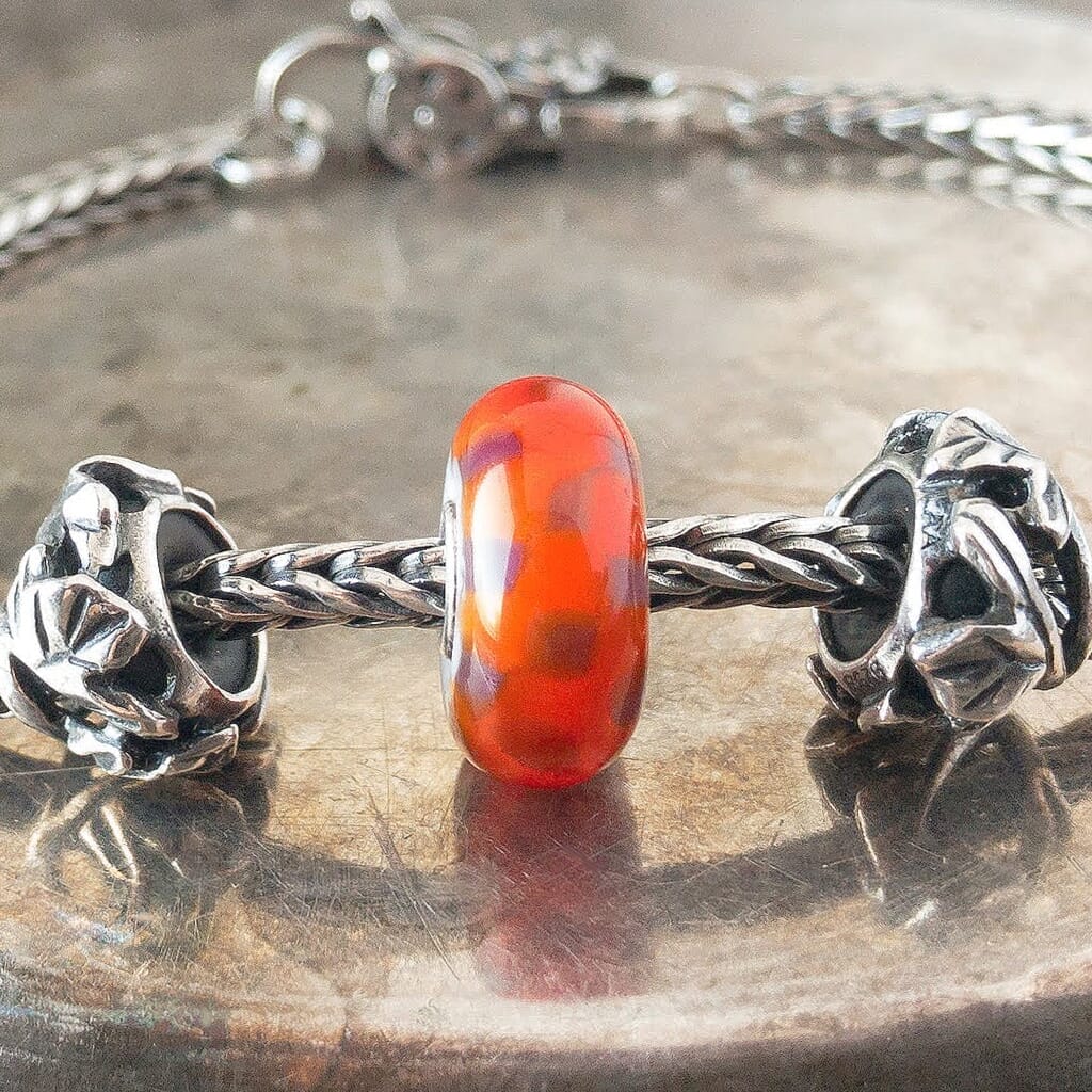 Suzie Q Studio has a treasure vault full of Rare & Retired Trollbeads... and we’re making them available to you. We’re starting with our Rare & Retired Glass Beads.This rare Trollbead has checkered pattern in red and purple. Two colours complementing each other very well, making the pattern almost three-dimensional. 