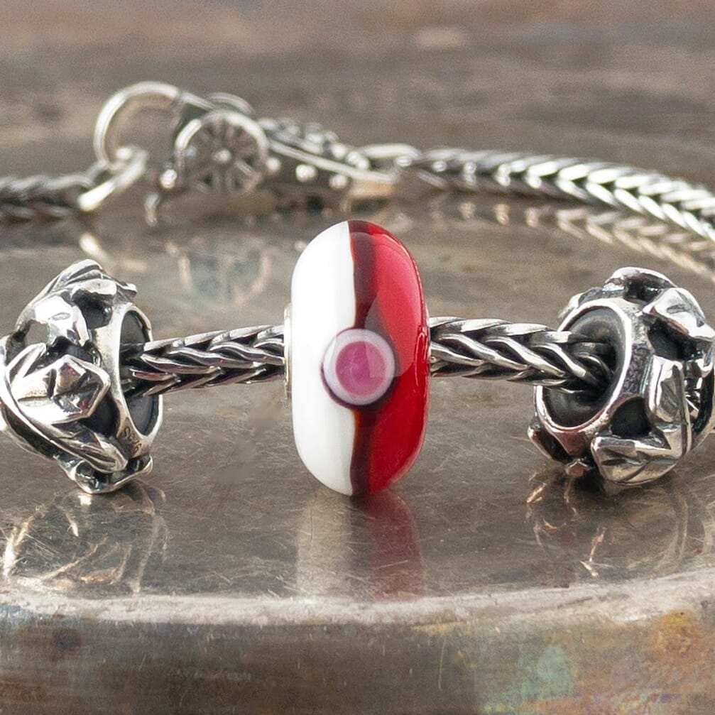 ​Suzie Q Studio's ultra-rare, “Poké Ball”-style glass bead was part of the Trollbeads Pokémon Go Ball, Found-A-Bead Scavenger Hunt event in 2016, and is a must-have for Trollbeads collectors… Isn’t it a happy-looking, festive bead?! Visit Suzie Q Studio for new stock, never worn, collectible Rare & Retired Trollbeads.