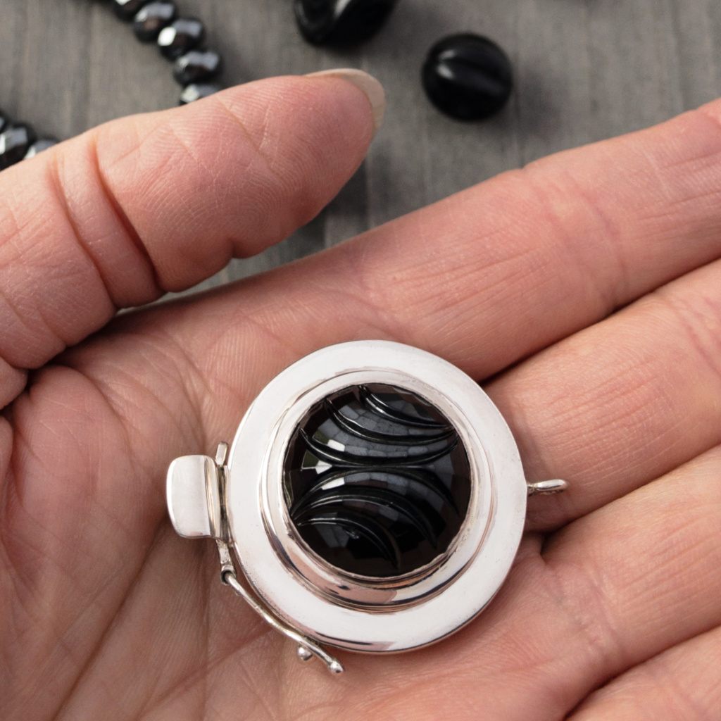 ​This single-strand, sterling silver box clasp features an exquisite, jet black, “carved” vintage glass cabochon, which gives this fab closure a look that can be casual, classic or totally upscale... The choice is yours!