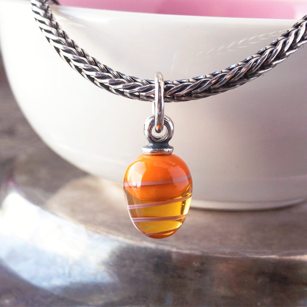 ​Suzie Q Studio's ORANGE TWIRL TASSEL TROLLBEAD is an Easter Egg tassel bead. It fits all major bracelet brands, and also look simply exquisite on a necklace chain. Visit Suzie Q Studio for new stock, never worn, collectible Rare & Retired Trollbeads.