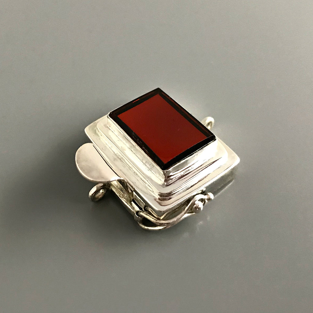 The rich, “Rootbeer” brown color of the cabochon in this Suzie Q Studio box clasp has a mirror finish at the base of it, which makes it very versatile to create a casual, organic piece or something more “upscale”. It looks wonderful with the faceted, dark carnelian stone beads shown in one of the images here.