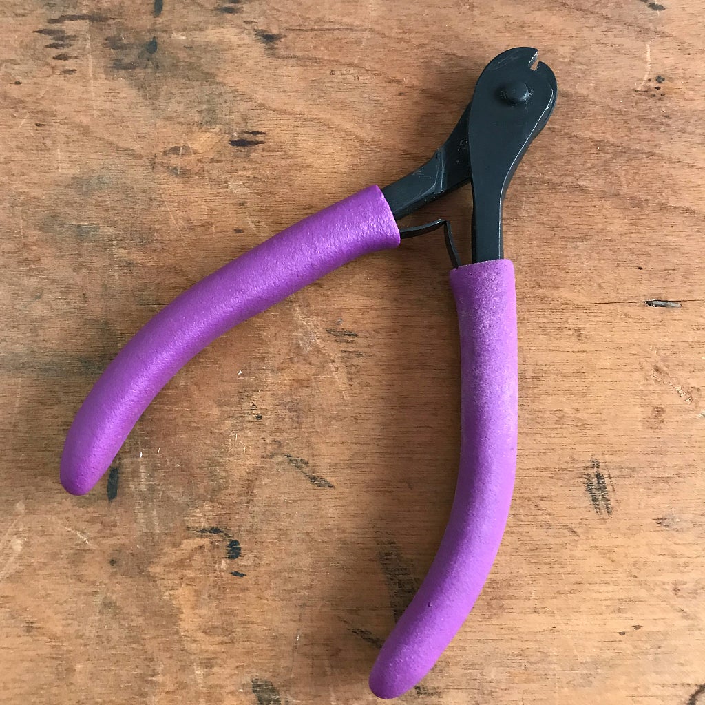 When it comes to making jewelry, if you want professional looking results, using Suzie Q Studio's jewelry-making tools is the way to go! Get our BEAD STEW Jewelry Making Tool Kit SPECIAL: Buy the "Memory Wire” Hard-Wire Cutter and get the Round Nose Pliers for FREE! 