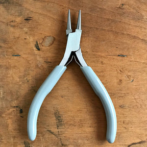 This Suzie Q Studio “Round Nose Plier” is used for shaping wire into round loops and curves, which is why it’s an essential tool to make a BEAD STEW bracelet because you use it to create a loop to close off the end of your bracelet. This will stop the beads from sliding off the end of the memory wire.
