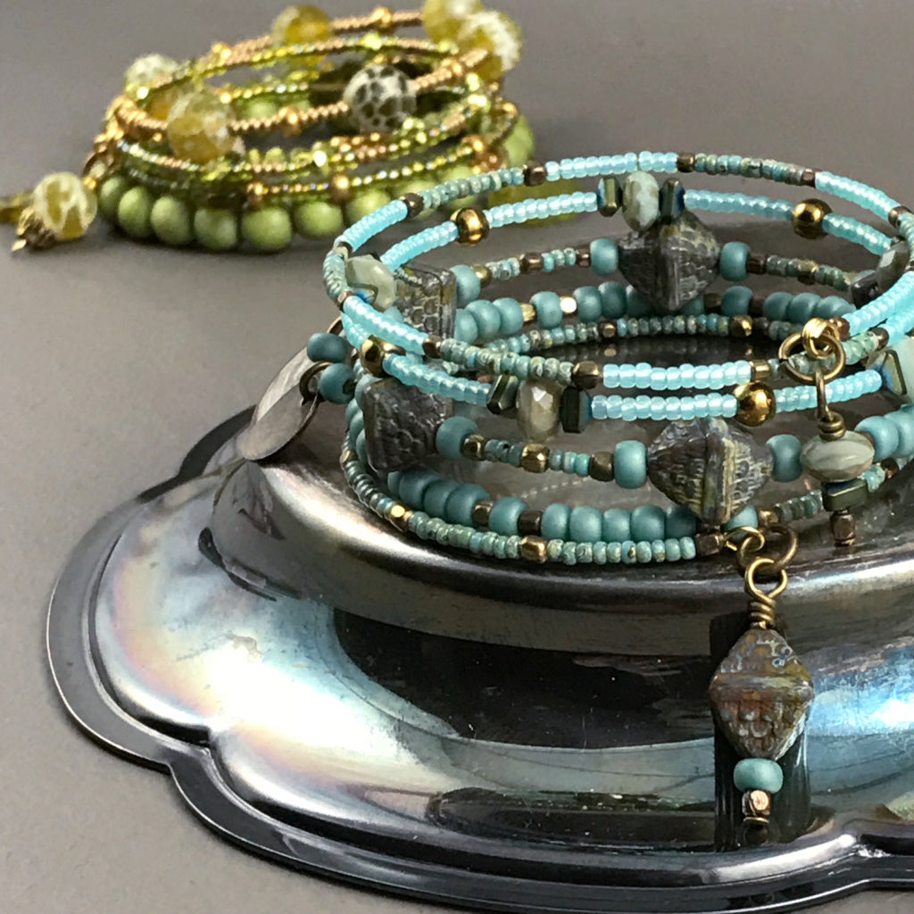 Using Suzie Q Studio's MEMORY WIRE to make a bangle-style bracelet is an excellent way for you to use all kinds of beads in your own bead stash.