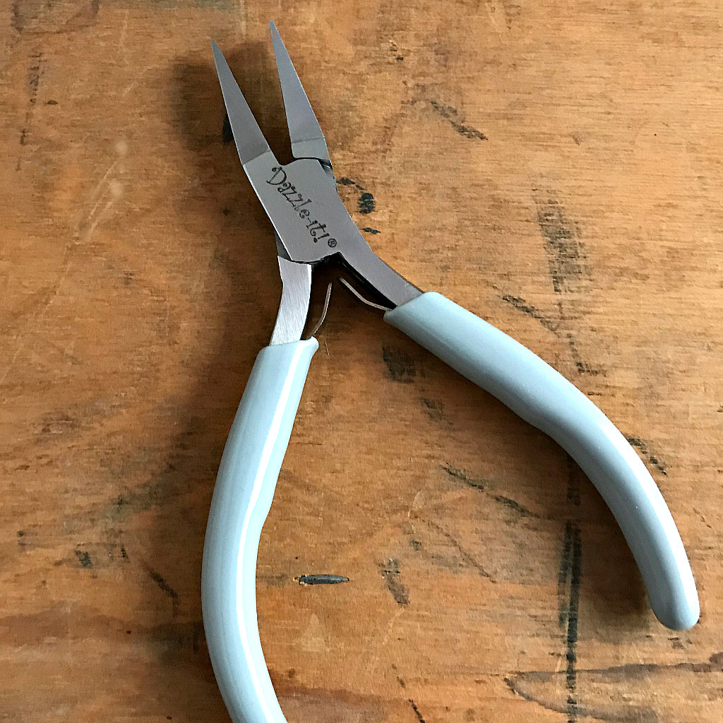 When it comes to making jewelry, if you want professional looking results, using Suzie Q Studio's jewelry-making tools is the way to go! The non-tapered tip and wide surface area of this “Flat Nose Plier” makes it easier to grip jewelry wire and secure components, as well as being great to finish wire-wrapped ends.