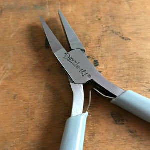 When it comes to making jewelry, if you want professional looking results, using Suzie Q Studio's jewelry-making tools is the way to go! The non-tapered tip and wide surface area of this “Flat Nose Plier” makes it easier to grip jewelry wire and secure components, as well as being great to finish wire-wrapped ends.