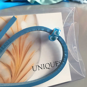 Trollbeads UNIQUES are one-of-a-kind glass beads handmade individually by 100% artisan-owned workshops. The colour and design of this Suzie Q Studio UNIQUES glass bead looks like waves at the beach.
