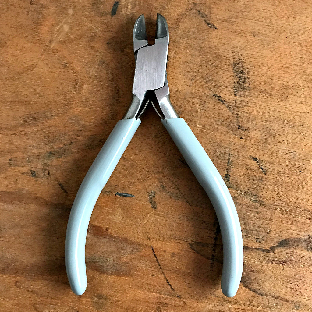 When it comes to making jewelry, if you want professional looking results, using Suzie Q Studio's jewelry-making tools is the way to go! A “Side Cutter” is an essential tool in jewelry making that is used for cutting wire, headpins, eye pins and bead stringing wire, but NOT for memory wire (needs a Memory Wire Cutter).