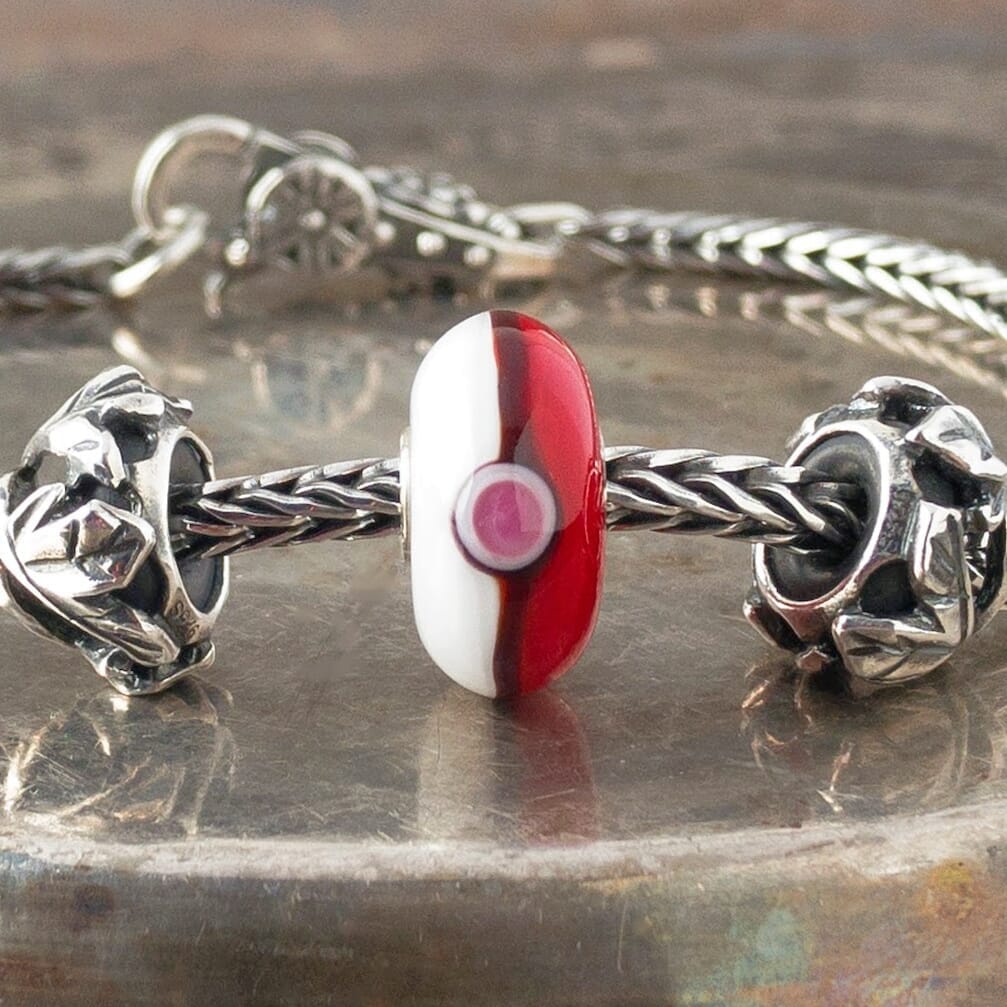 ​Suzie Q Studio's ultra-rare, “Poké Ball”-style glass bead was part of the Trollbeads Pokémon Go Ball, Found-A-Bead Scavenger Hunt event in 2016, and is a must-have for Trollbeads collectors… Isn’t it a happy-looking, festive bead?! Visit Suzie Q Studio for new stock, never worn, collectible Rare & Retired Trollbeads.