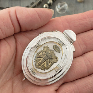 This extraordinary sterling silver box clasp features a three-dimensional, antique gold crest that floats under a dome of clear glass, on a base of silver-leaf. The outer border is also 3-D, with a lovely antique gold design etched into the glass... A truly spectacular clasp that would look fantastic as a vertical focal piece on a necklace!