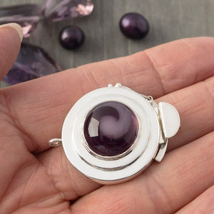 If you love the colour purple, this regal clasp has your name all over it. With a swirl of delicate lilac, over a base of rich amethyst, this vintage glass cabochon will inspire you to create a beautiful piece of jewellery, suitable for the Queen that you are!