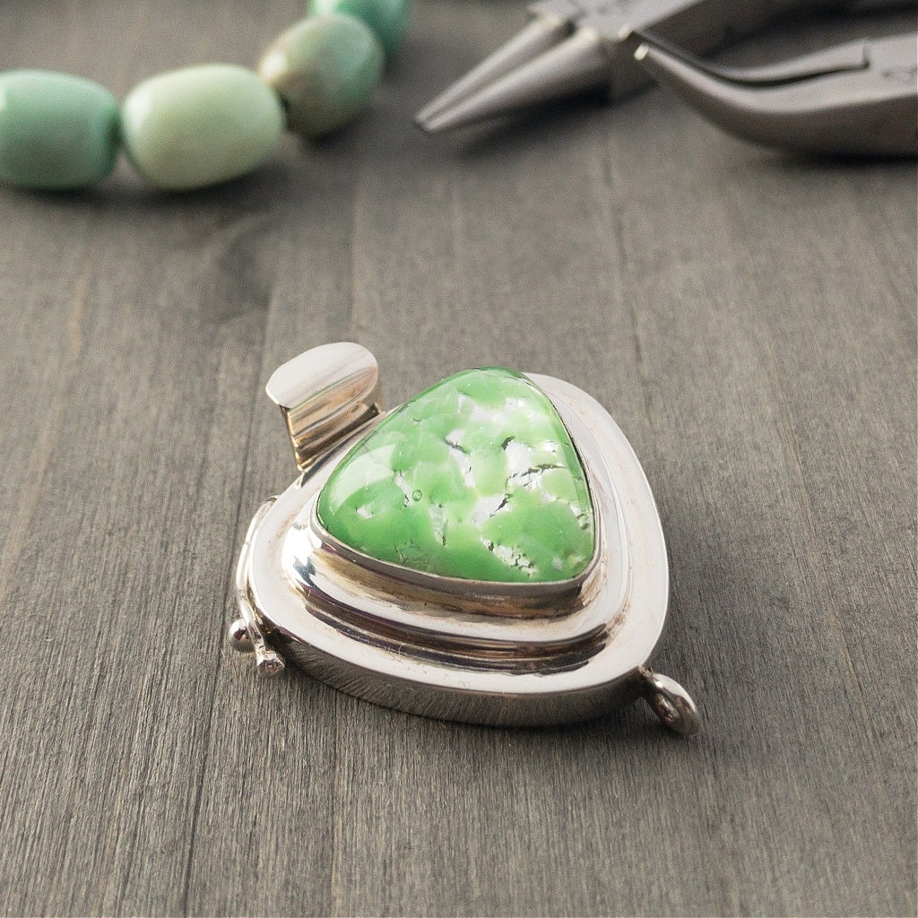 Triangle-shaped jewellery closures are quite unusual, as is the mint green and silver-leaf finish of this vintage glass cabochon in this fab, sterling silver box clasp... Simply stunning!