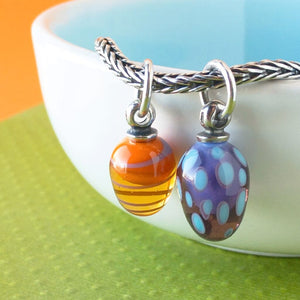 ​Suzie Q Studio's ORANGE TWIRL TASSEL TROLLBEAD is an Easter Egg tassel bead. It fits all major bracelet brands, and also look simply exquisite on a necklace chain. Visit Suzie Q Studio for new stock, never worn, collectible Rare & Retired Trollbeads.