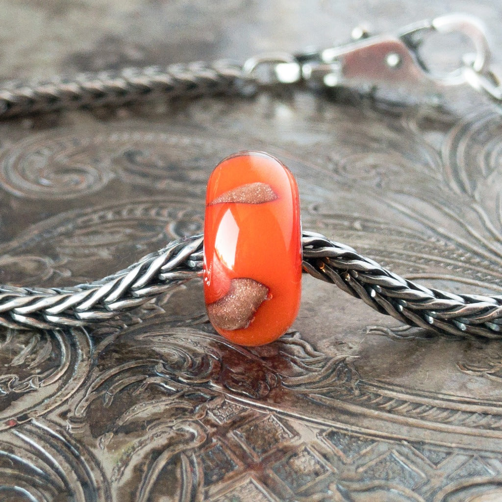 This bead left the collection in 2019.  If the Netherlands were to be associated with a colour, it would be orange! From the national football team’s colours to ’orange fever‘ during the ’Queen’s Day‘ celebrations. This vibrant tradition stems from William of Orange ’father of the nation‘, and the founder of a new Dutch state.