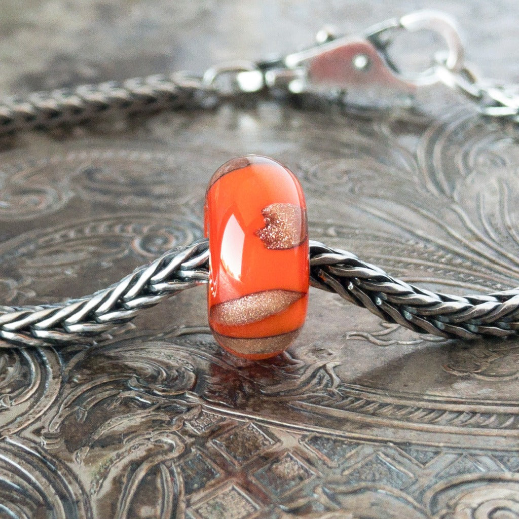 This bead left the collection in 2019.  If the Netherlands were to be associated with a colour, it would be orange! From the national football team’s colours to ’orange fever‘ during the ’Queen’s Day‘ celebrations. This vibrant tradition stems from William of Orange ’father of the nation‘, and the founder of a new Dutch state.